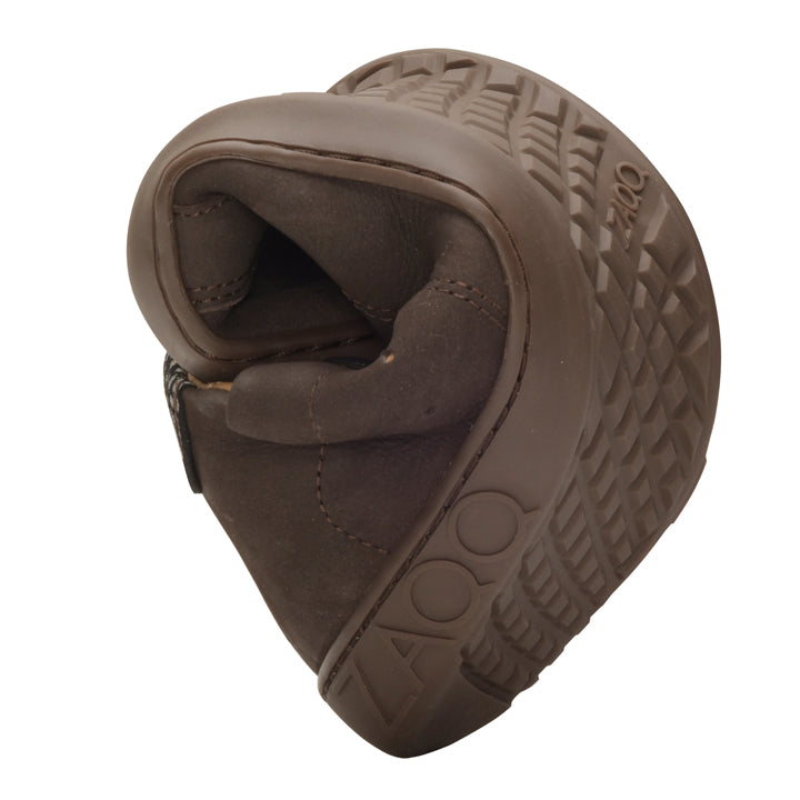 The QOMFY Wide Dark Brown from ZAQQ Made from luxurious suede, it is presented in a compact spiral shape to highlight its outstanding flexibility. Its structured sole clearly bears the brand name ZAQQ and effortlessly combines style with comfort.