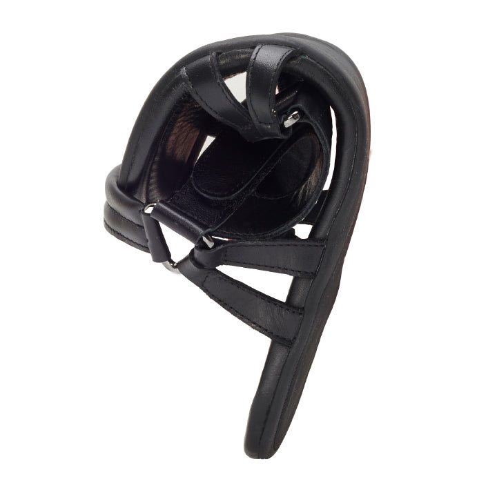 Experience the QALA Black from ZAQQ, a folded headgear made from high quality nappa leather, with multiple straps and padding for improved protection and support.