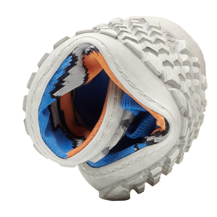 The ZAQQ SOQQ Eye Orange Blue impresses with a robust white sole and a vibrant inner material. The U-shape of the barefoot shoe underlines its flexibility and guarantees exceptional comfort with every step.