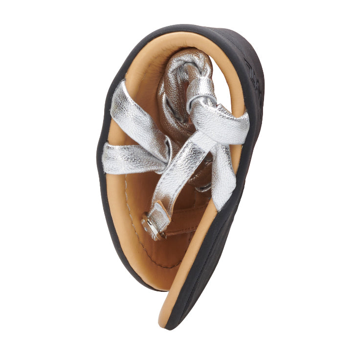 A top view of the QLITTER Silver shoe from ZAQQ, in black with light brown lining, made of shimmering nappa leather, with shiny silver laces that are tied nicely into a bow.