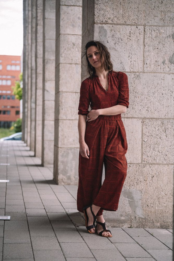 Experience ultimate comfort with our black leather sandals from ZAQQ featuring an ankle strap and buckle closure on a tan insole. Inspired by the dark brown CLIQ design, these barefoot sandals seamlessly combine style and comfort.