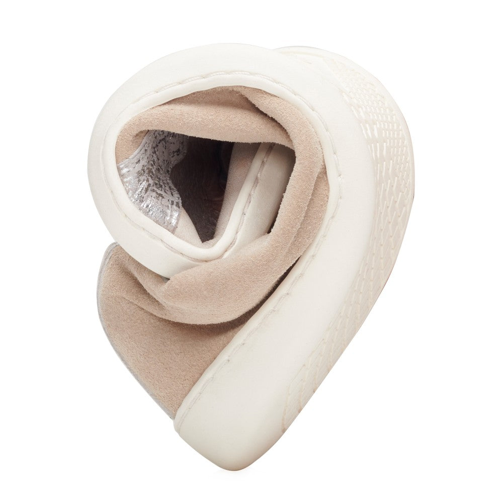 The shoe ZAQQ QORE Low Silver with an elegant finish has a soft, flexible shape that shows off its suppleness. This comfortable sneaker features a textured sole and soft lining for unparalleled comfort and flexibility.