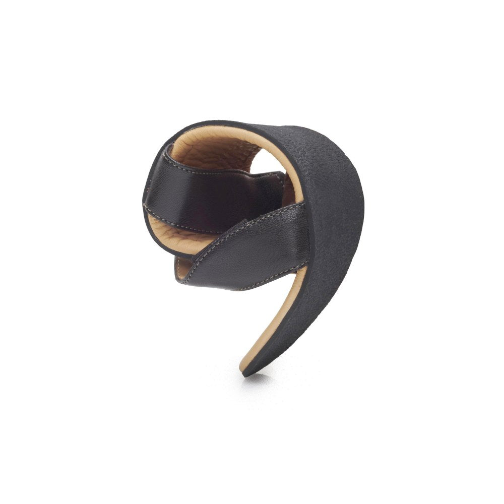 The SLIQ Dark Brown from ZAQQ is a heelless shoe with a gracefully curved design and open arch, with a luxurious nappa leather surface and light brown lining. Against a white background, it combines elegance with the barefoot feeling of a barefoot sandal.