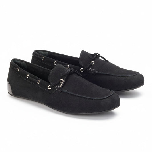 Die FLIQ Black Loafer von ZAQQ sind aus Ziegen-Veloursleder gefertigt und verfügen über Spitzendetails mit Metallösen und einer strukturierten Sohle. Diese Schuhe im Mokassin-Stil bieten ein klassisches Design mit leicht erhöhtem Absatz und verbessertem Tragekomfort für ein glattes Finish.