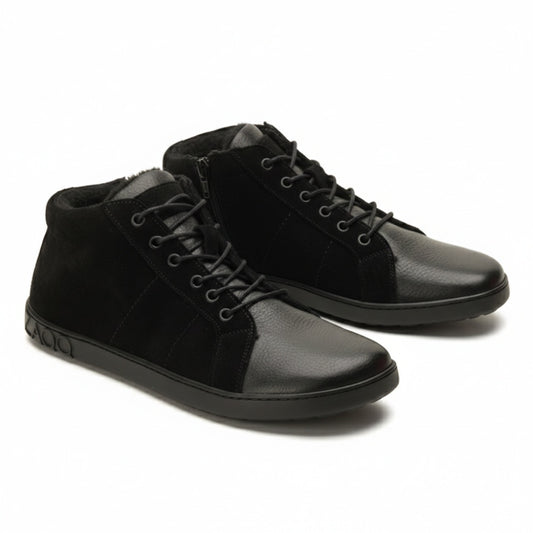 Wir präsentieren die OMSQ Mid Winter Black Sneaker von ZAQQ: Diese stylischen schwarzen High-Top-Sneaker sind mit Schnürsenkeln ausgestattet und zeichnen sich durch eine luxuriöse Mischung aus Wildleder- und Ledertexturen aus, ergänzt durch eine strapazierfähige Gummisohle. Ihr schlankes Design ist ideal für sowohl lässige als auch halbformelle Outfits und macht sie perfekt für den Übergang in kälteres Wetter.