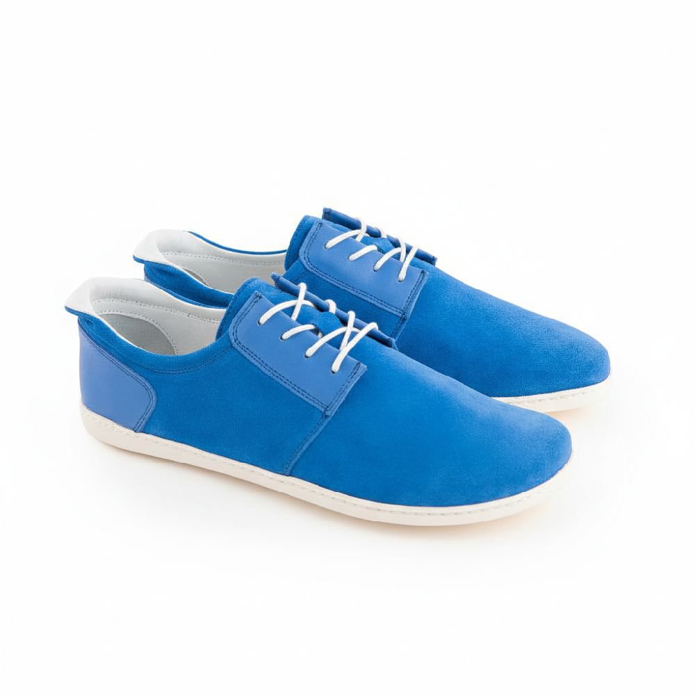 moderne blaue Sneaker Barfußschuhe aus Veloursleder für Damen und Herren mit weißen Schnürsenkeln und weißer, flexibler Sohle, breite Zehenbox