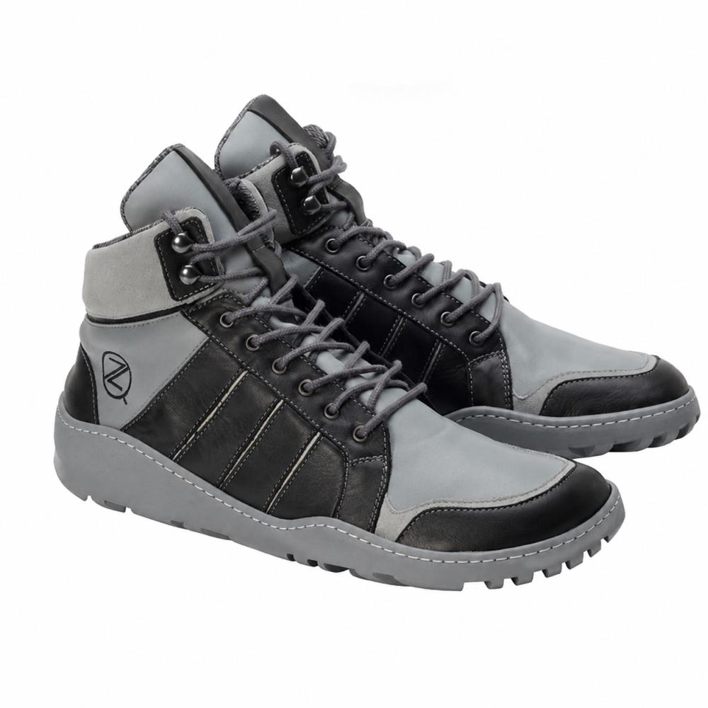 Wir präsentieren den Q2 Grey Waterproof von ZAQQ: Diese High-Top-Sneakers bestechen durch ihr modernes Design und eignen sich daher perfekt als Outdoorschuh. Sie verfügen über graue und schwarze Schnürsenkel, gepolsterte Kragen und markante Nähte. Das Logo der Marke ziert die Seiten, während die ZAQQ TERRA Sohle für Stabilität auf strukturierten Oberflächen sorgt.