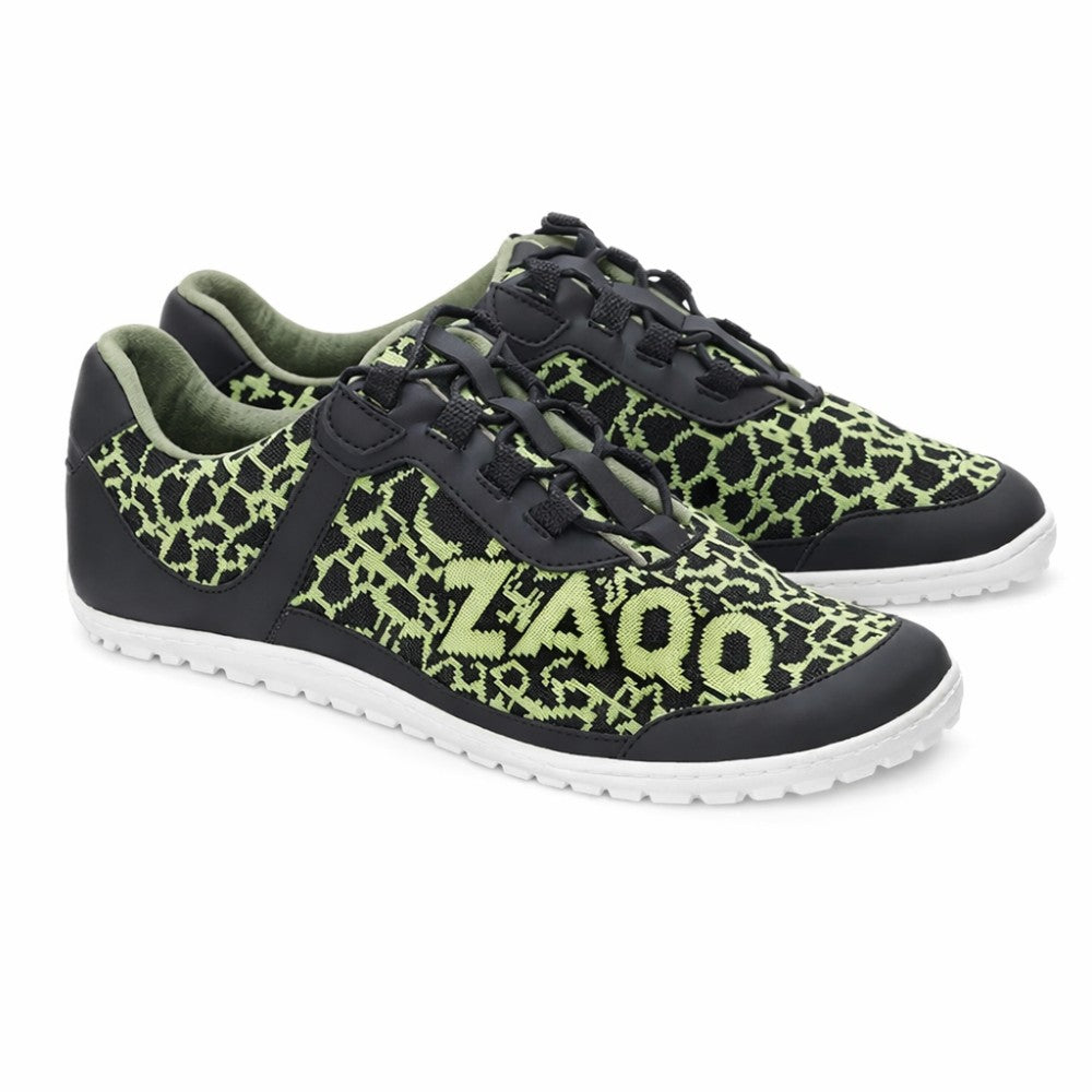 We present the QASEY Green sneakers from ZAQQ, which feature an eye-catching combination of black and neon green. These shoes are made from vegan materials and feature intricate patterns with the text “Z400” on the sides. They feature white soles, black laces and a breathable mesh upper that is elegantly presented against a simple white background.