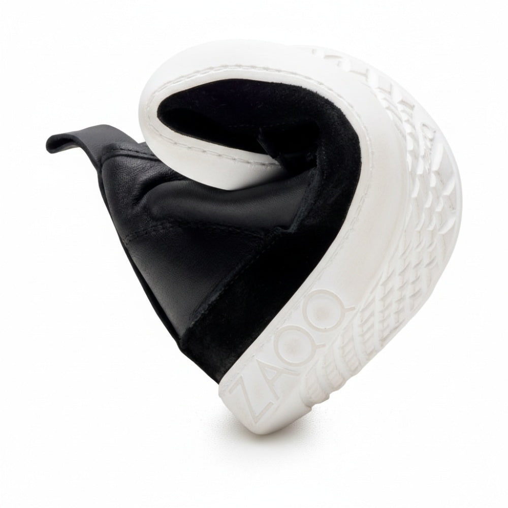 The QUITMAN Black from ZAQQ is a barefoot sneaker made of luxurious nappa leather with a highly flexible sole in a spiral shape and a structured pattern. It highlights both flexibility and unique design.
