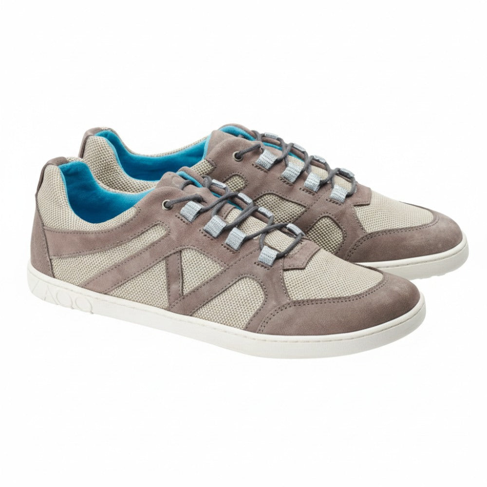 Die QUSQO Taupe Sneaker von ZAQQ bestehen aus atmungsaktivem beigefarbenem Mesh-Gewebe kombiniert mit hellbraunem Wildleder und grauen Schnürsenkeln. Sie verfügen über ein hellblaues Innenfutter und eine weiße Sohle mit abgenutztem Effekt und verkörpern ein sportliches, modernes Design, das Bewegungsfreiheit für alltägliche Abenteuer gewährleistet.