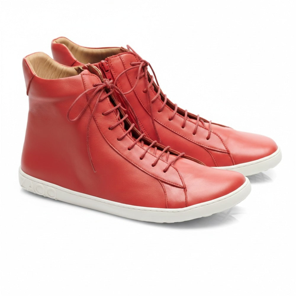Diese schicken SNAQ Red High-Top-Sneaker von ZAQQ verfügen über ein schlichtes Design mit weißen Gummisohlen und passenden roten Schnürsenkeln, abgerundet durch ein dezentes Logo an der Ferse.