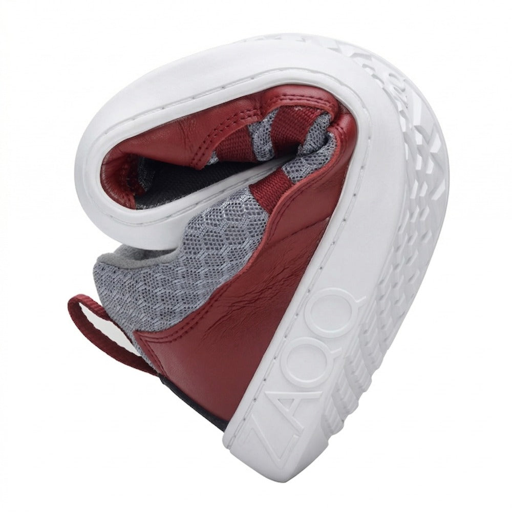 The SQATE Red, a barefoot shoe from ZAQQ, offers excellent comfort with its red leather exterior and gray mesh interior, which is neatly folded into a compact spiral. Its flexible white sole with embossed ZAQQ-Logo guarantees both style and comfort.