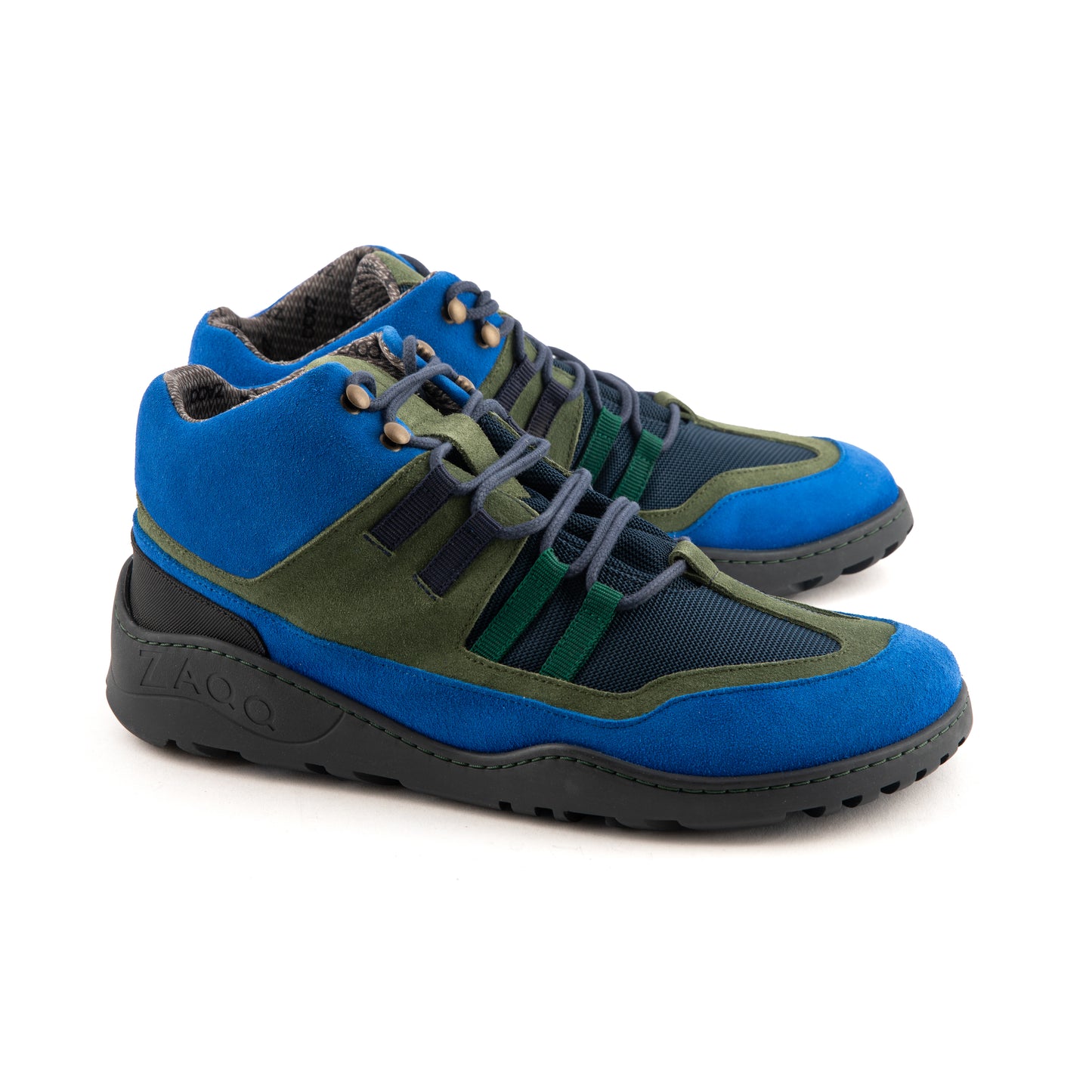 Die SQOUT Blue Green Waterproof Sneaker von ZAQQ verfügen über schwarze Schnürsenkel, Mesh-Details und eine dicke TERRA-Sohle. Mit ihrem farbenfrohen, sportlichen Design eignen sich diese High-Top-Schuhe perfekt für lässige Ausflüge oder als Outdoor-Barfußschuh.