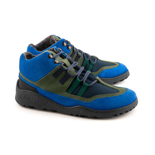 Die SQOUT Blue Green Waterproof Sneaker von ZAQQ verfügen über schwarze Schnürsenkel, Mesh-Details und eine dicke TERRA-Sohle. Mit ihrem farbenfrohen, sportlichen Design eignen sich diese High-Top-Schuhe perfekt für lässige Ausflüge oder als Outdoor-Barfußschuh.