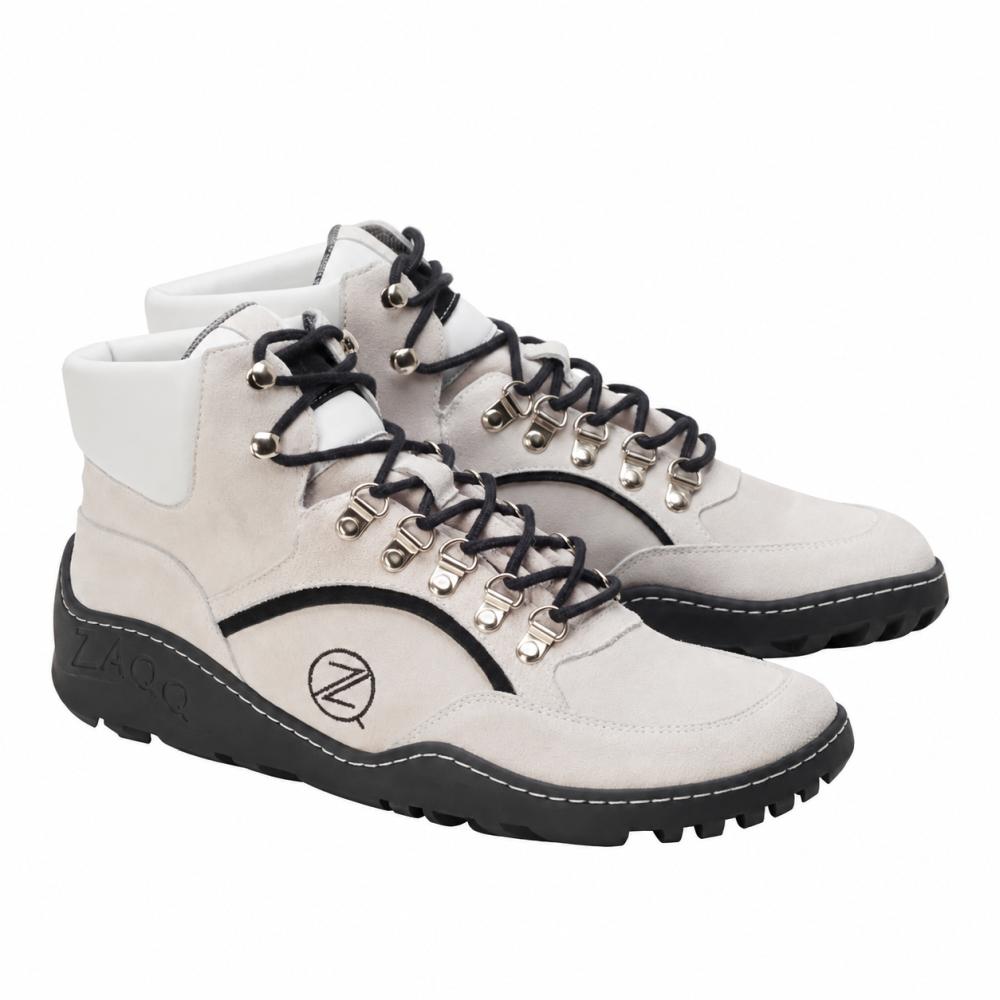 Ein Paar der TREQ Beige Waterproof Sneaker von ZAQQ, mit einem stylischen High-Top-Design in Weiß und Grau mit einer schwarzen Sohle aus der ZAQQ TERRA Sohle. Die Sneaker sind mit Metallösen und schwarzen Schnürsenkeln verziert und auf jeder Seite ist ein rundes Logo mit einem Z zu sehen.