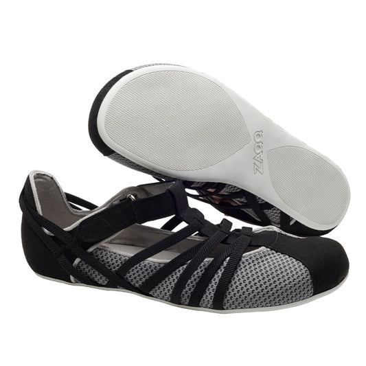 Wir präsentieren die QLAIRE Grey von ZAQQ: ein Paar ultraleichte Ballerinaschuhe aus grauem und schwarzem Mesh mit überkreuzten Riemen und flexibler weißer Sohle. Ein Schuh ist von oben zu sehen, was sein elegantes Design hervorhebt, während der andere seine strukturierte Sohle zeigt.